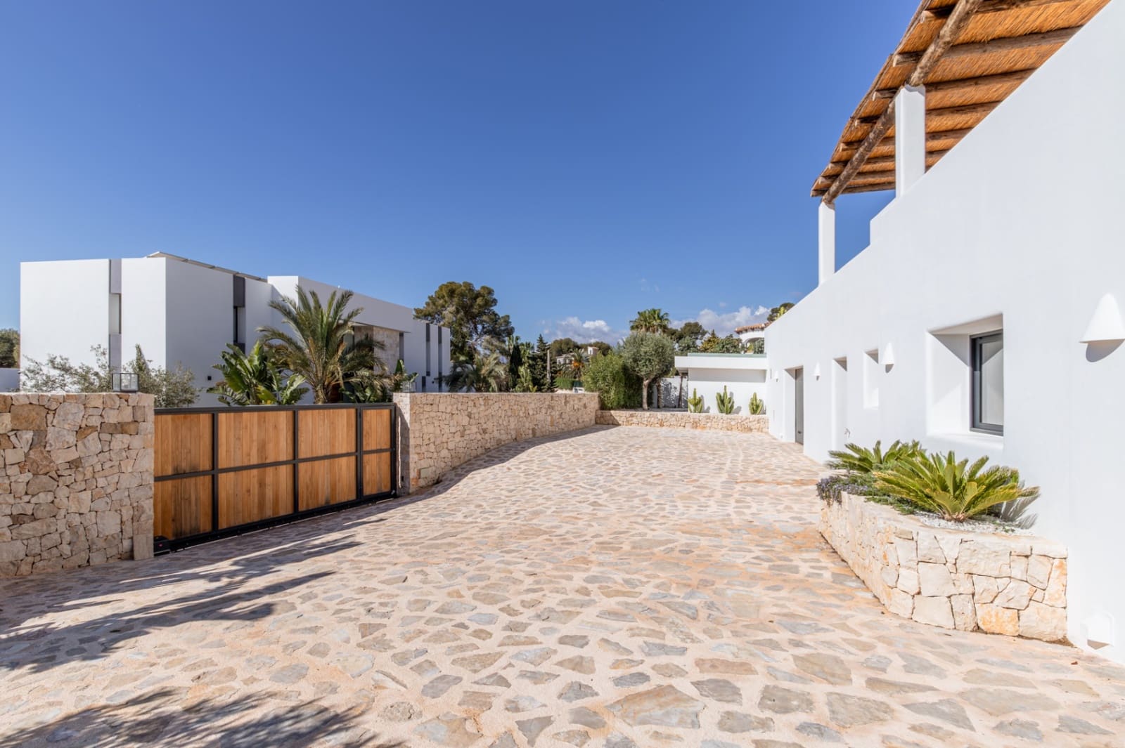 4 bedroom Villa for sale in Moraira with pool - € 2,190,000 (Ref: 9885112)