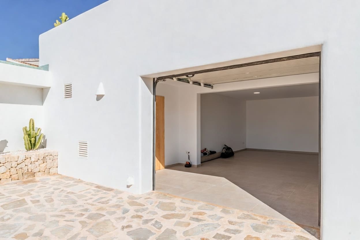 4 bedroom Villa for sale in Moraira with pool - € 2,190,000 (Ref: 9885112)