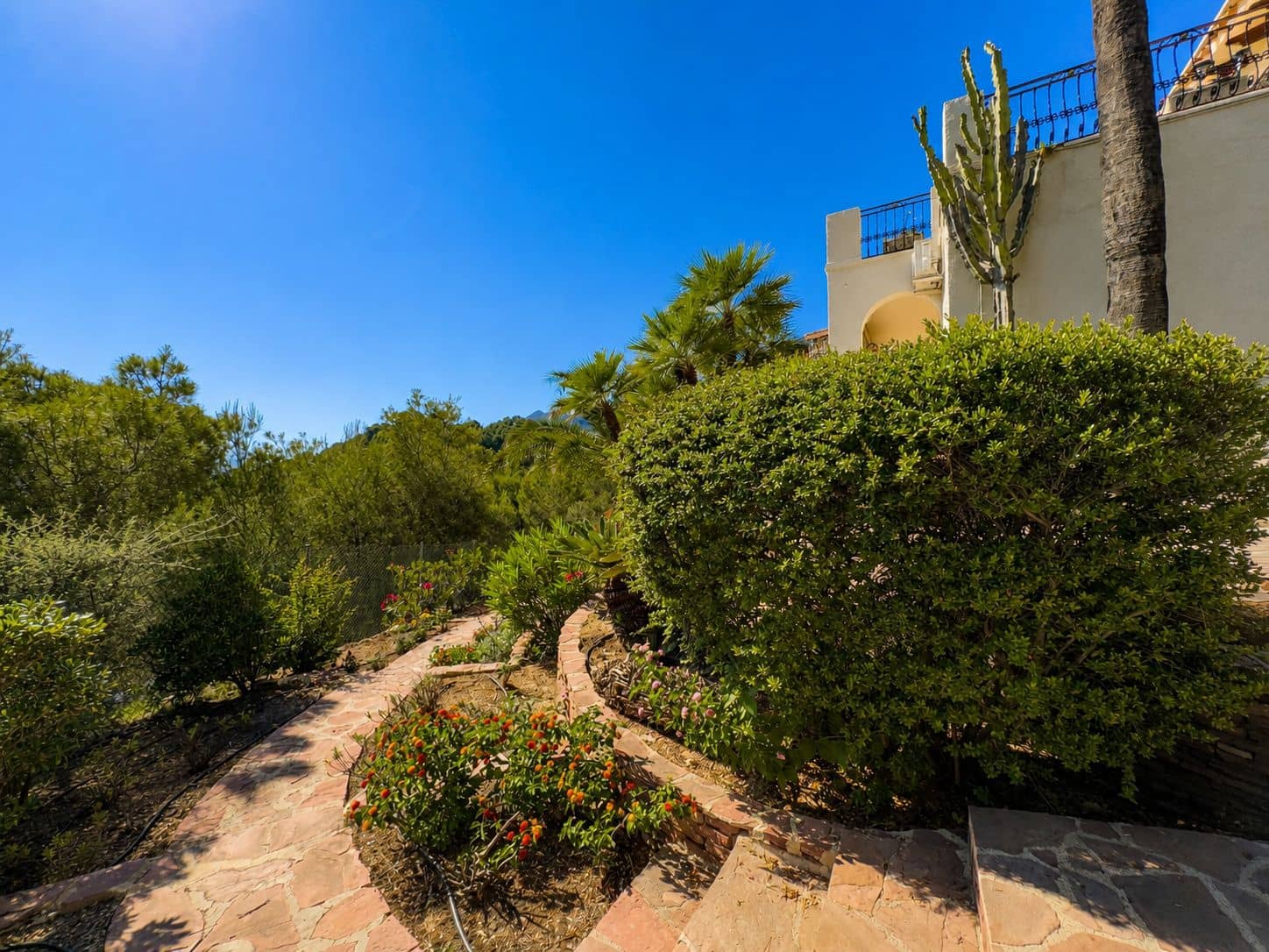 4 bedroom Villa for sale in Altea with pool - € 2,200,000 (Ref: 9908279)