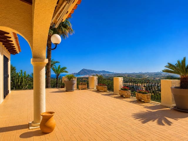 4 bedroom Villa for sale in Altea with pool - € 2,200,000 (Ref: 9908279)