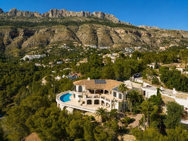 4 bedroom Villa for sale in Altea with pool - € 2,200,000 (Ref: 9908279)