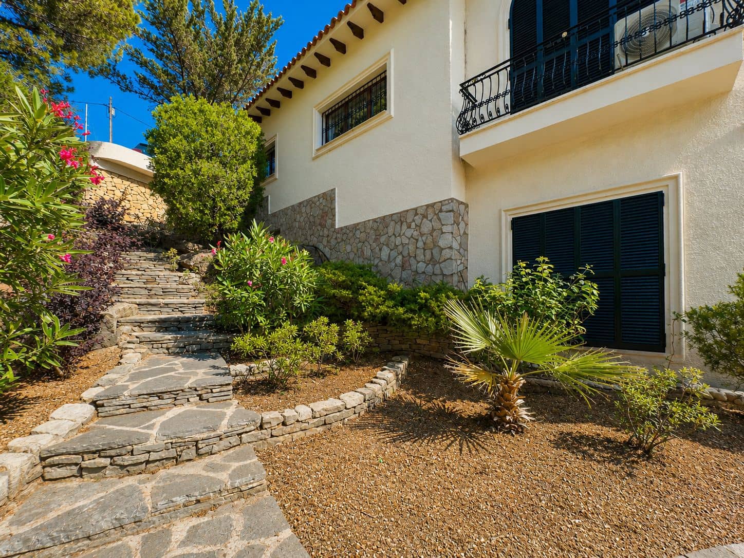 4 bedroom Villa for sale in Altea with pool - € 2,200,000 (Ref: 9908279)
