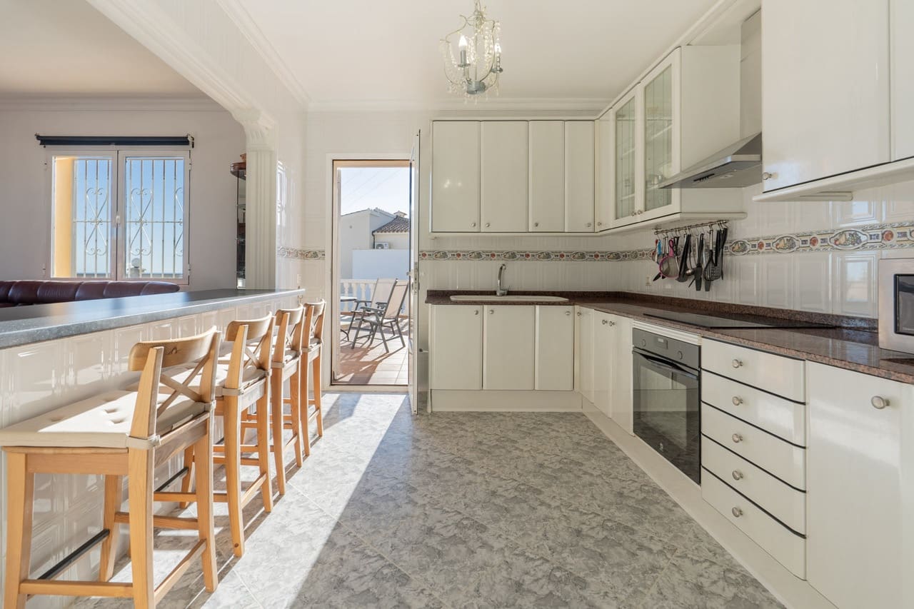 4 soveværelse Villa til salg i Calpe / Calp med swimmingpool - € 690.000 (Ref: 9946414)