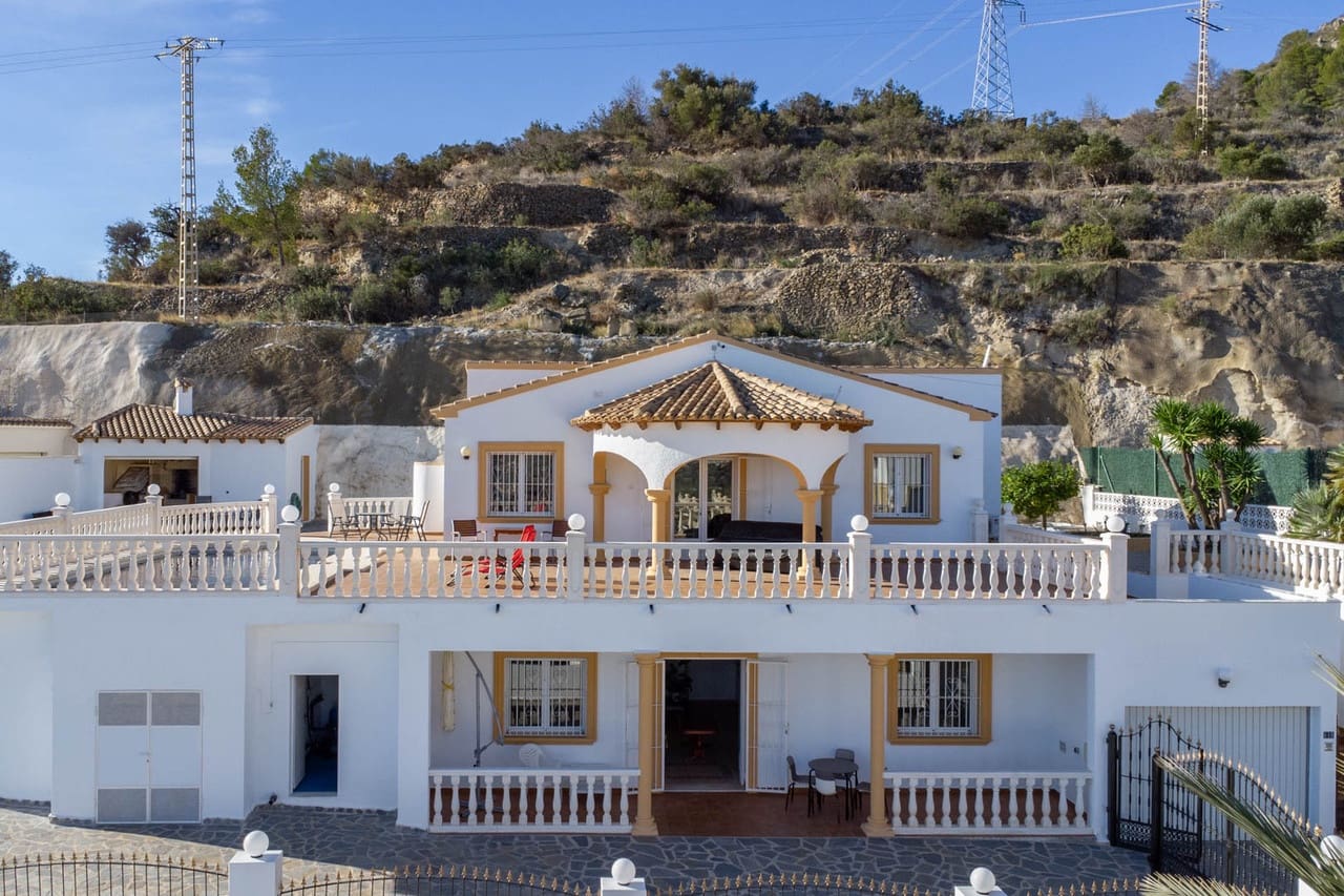 4 soveværelse Villa til salg i Calpe / Calp med swimmingpool - € 690.000 (Ref: 9946414)