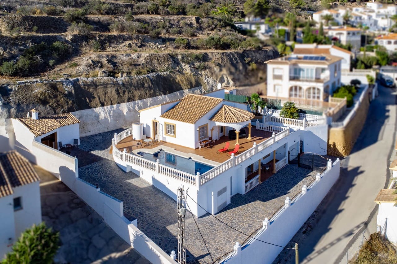 4 soveværelse Villa til salg i Calpe / Calp med swimmingpool - € 690.000 (Ref: 9946414)