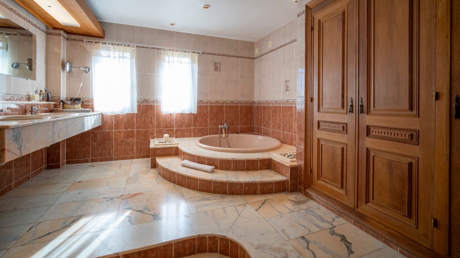 8 bedroom Villa for sale in La Nucia with pool - € 1,250,000 (Ref: 9946504)