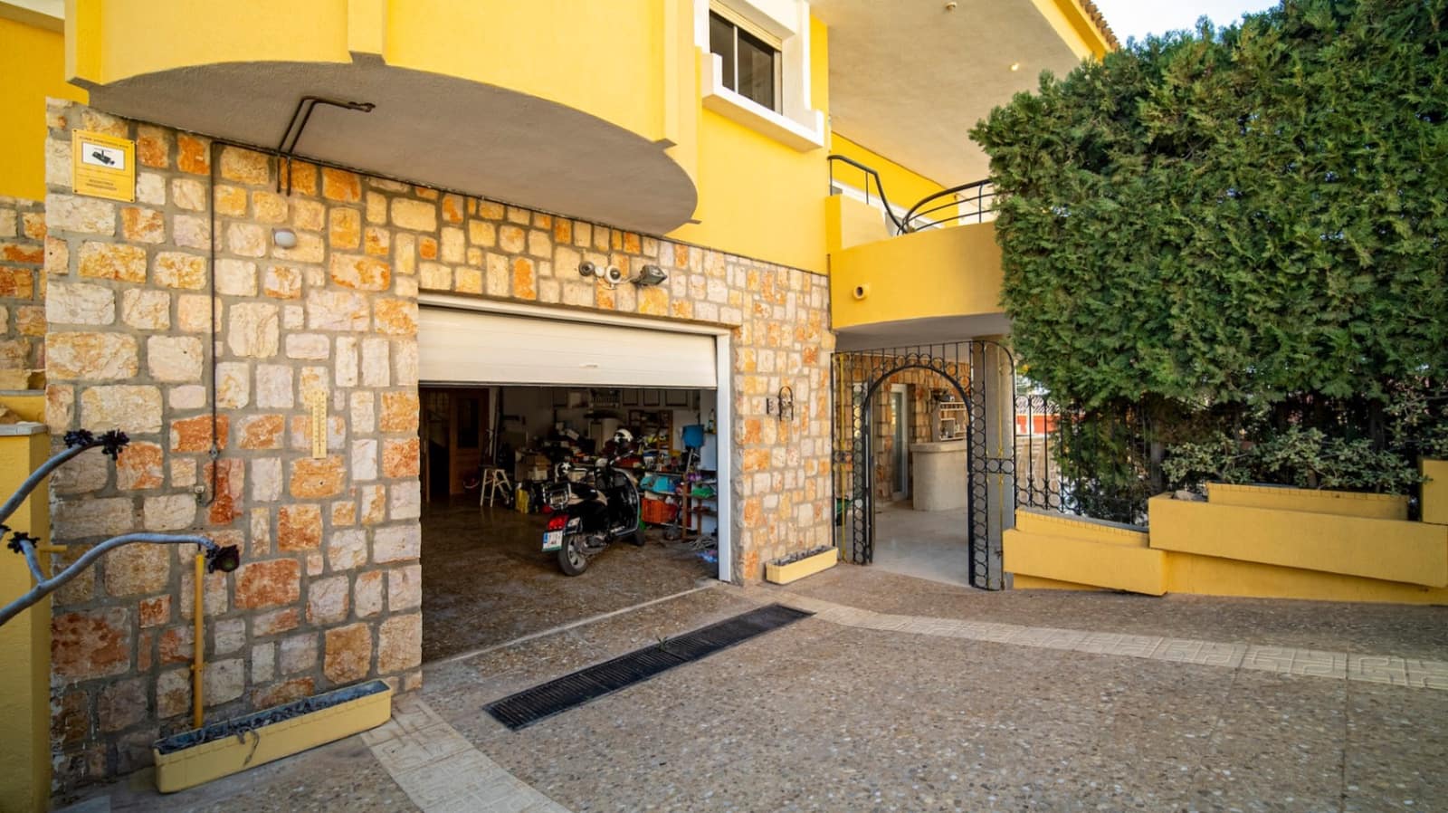 8 bedroom Villa for sale in La Nucia with pool - € 1,250,000 (Ref: 9946504)