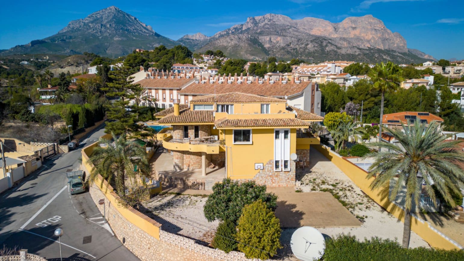 8 bedroom Villa for sale in La Nucia with pool - € 1,250,000 (Ref: 9946504)