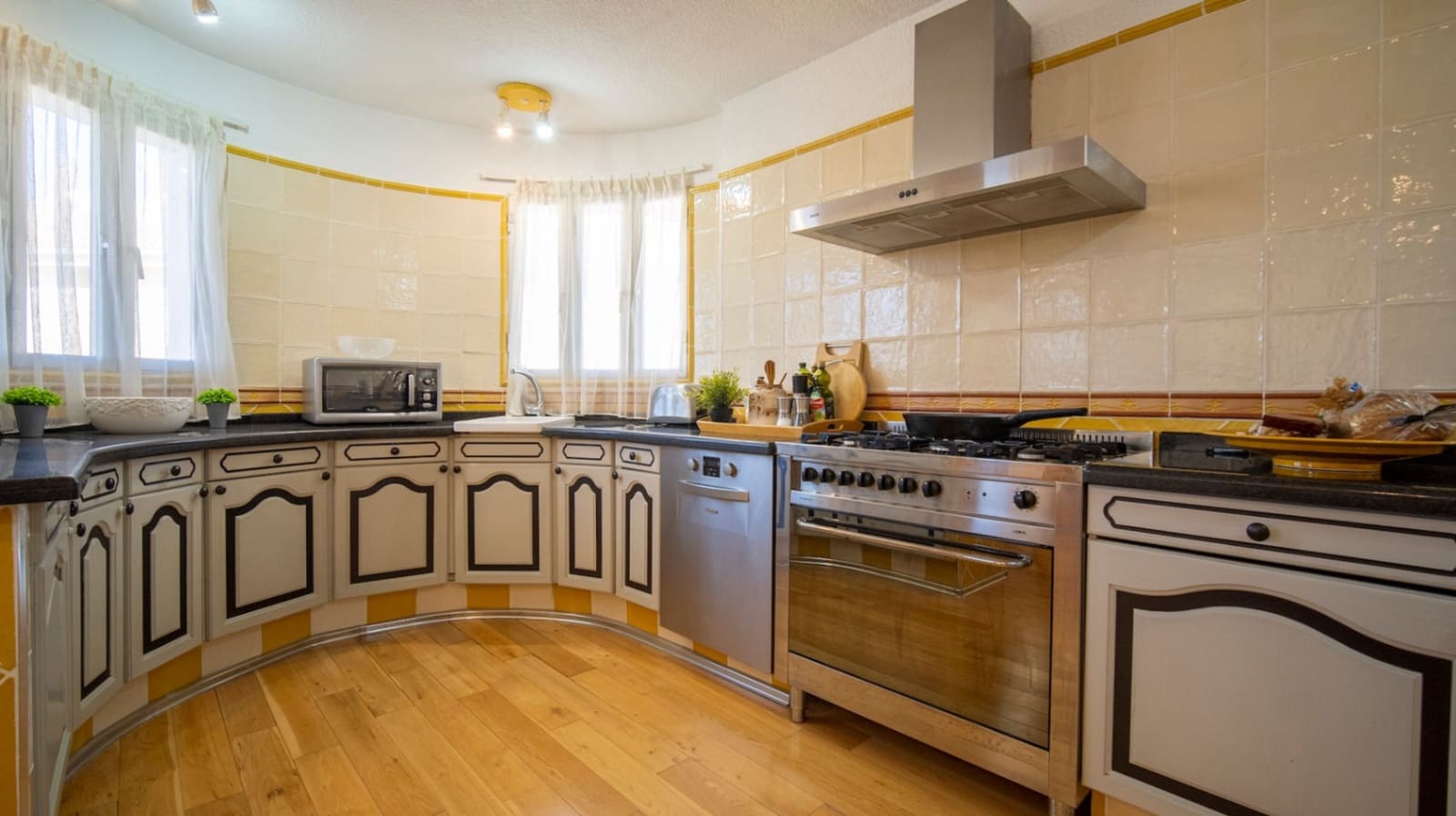 8 bedroom Villa for sale in La Nucia with pool - € 1,250,000 (Ref: 9946504)