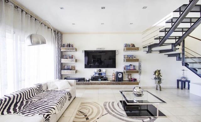 5 bedroom Villa for sale in Calpe / Calp with pool - € 1,350,000 (Ref: 9946511)