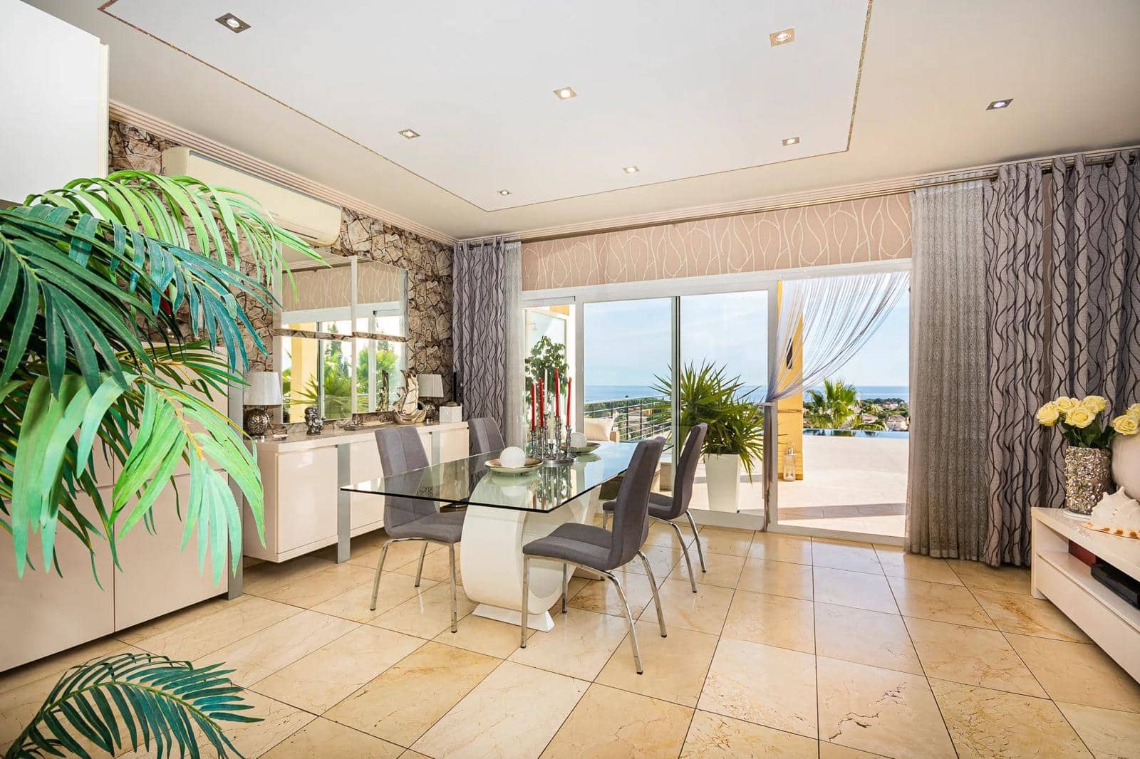 5 bedroom Villa for sale in Calpe / Calp with pool - € 1,350,000 (Ref: 9946511)