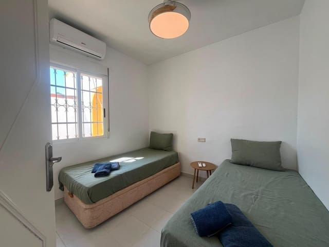 2 quarto Moradia Geminada para venda em La Siesta, Torrevieja com piscina - 165 000 € (Ref: 10174028)