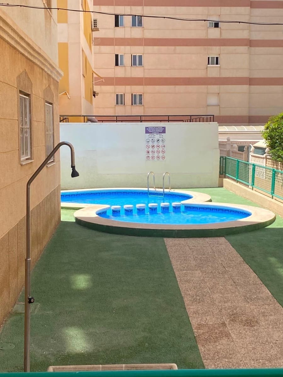 Huoneisto myytävänä paikassa Torrevieja mukana uima-altaan - 132 500 € (Ref: 9995807)