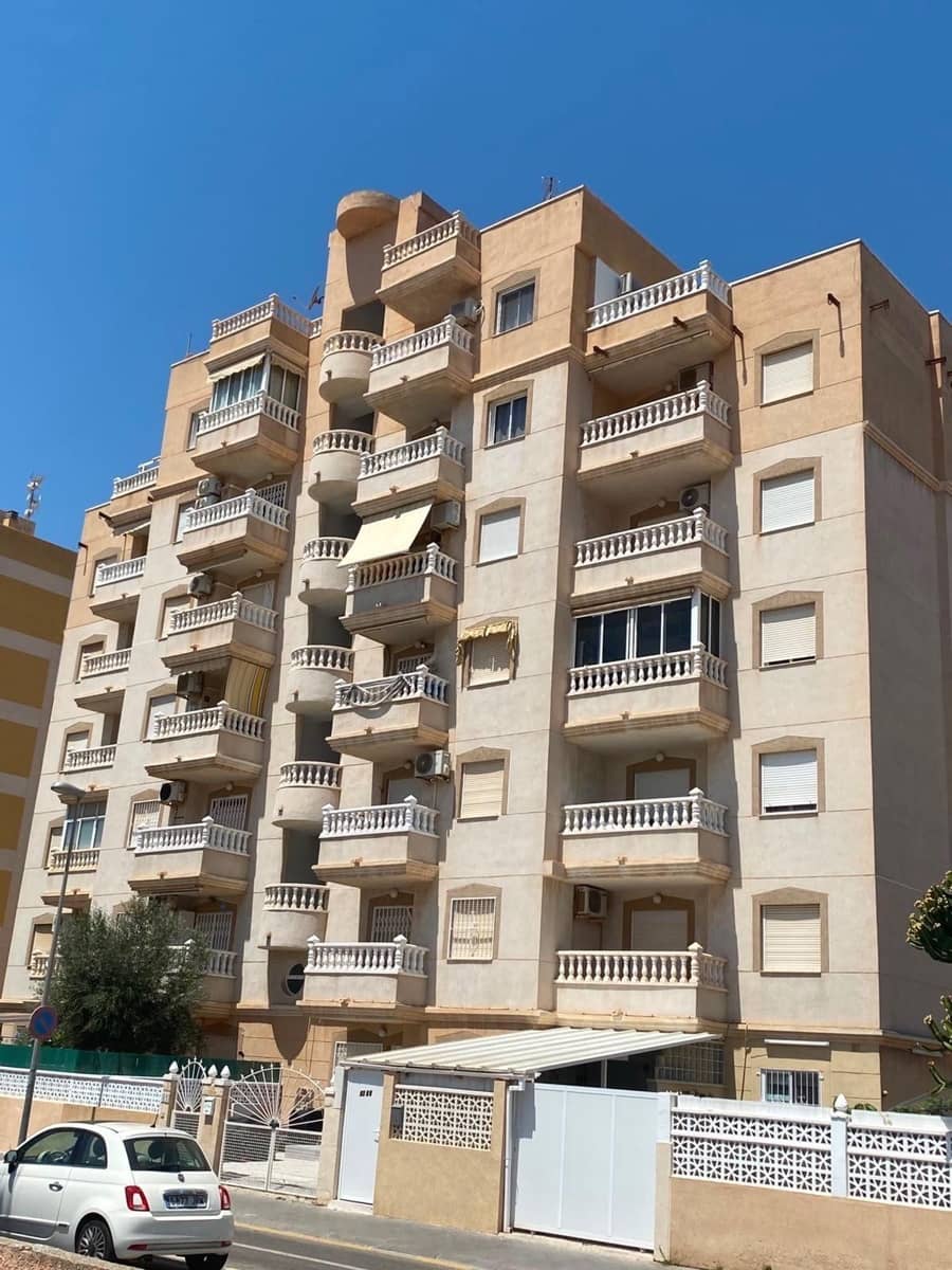 Huoneisto myytävänä paikassa Torrevieja mukana uima-altaan - 132 500 € (Ref: 9995807)