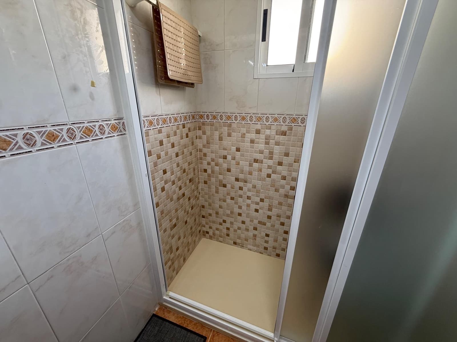 Huoneisto myytävänä paikassa Torrevieja mukana uima-altaan - 132 500 € (Ref: 9995807)