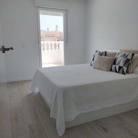 2 soveværelse Rækkehus til salg i Torrevieja med swimmingpool - € 229.000 (Ref: 9995808)