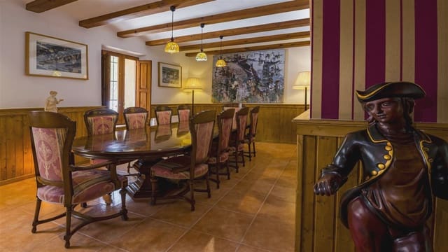 20 makuuhuone Hotelli myytävänä paikassa Alcoy / Alcoi mukana uima-altaan 
autotalli - 2 800 000 € (Ref: 9164448)