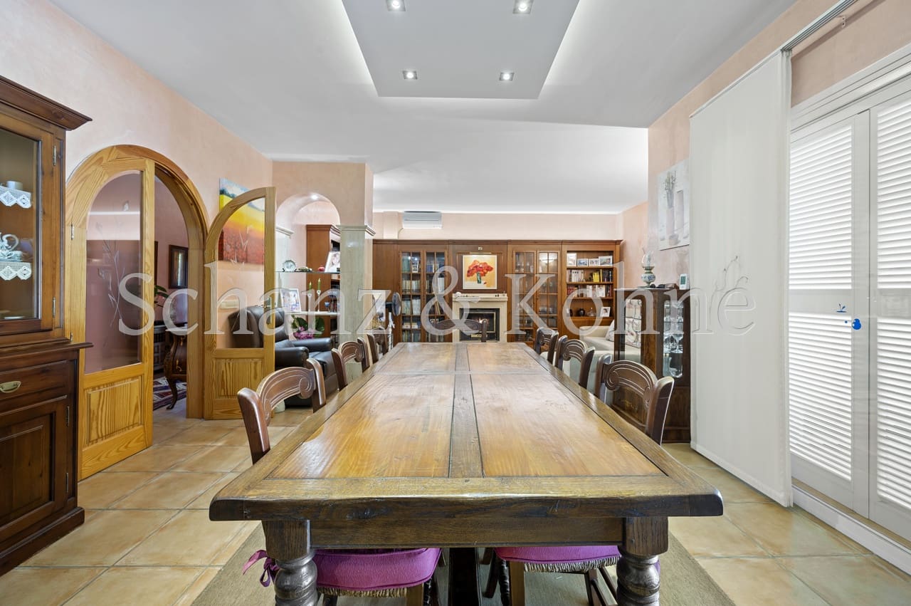 5 soveværelse Byhus til salg i Bellavista med swimmingpool - € 1.600.000 (Ref: 7818245)