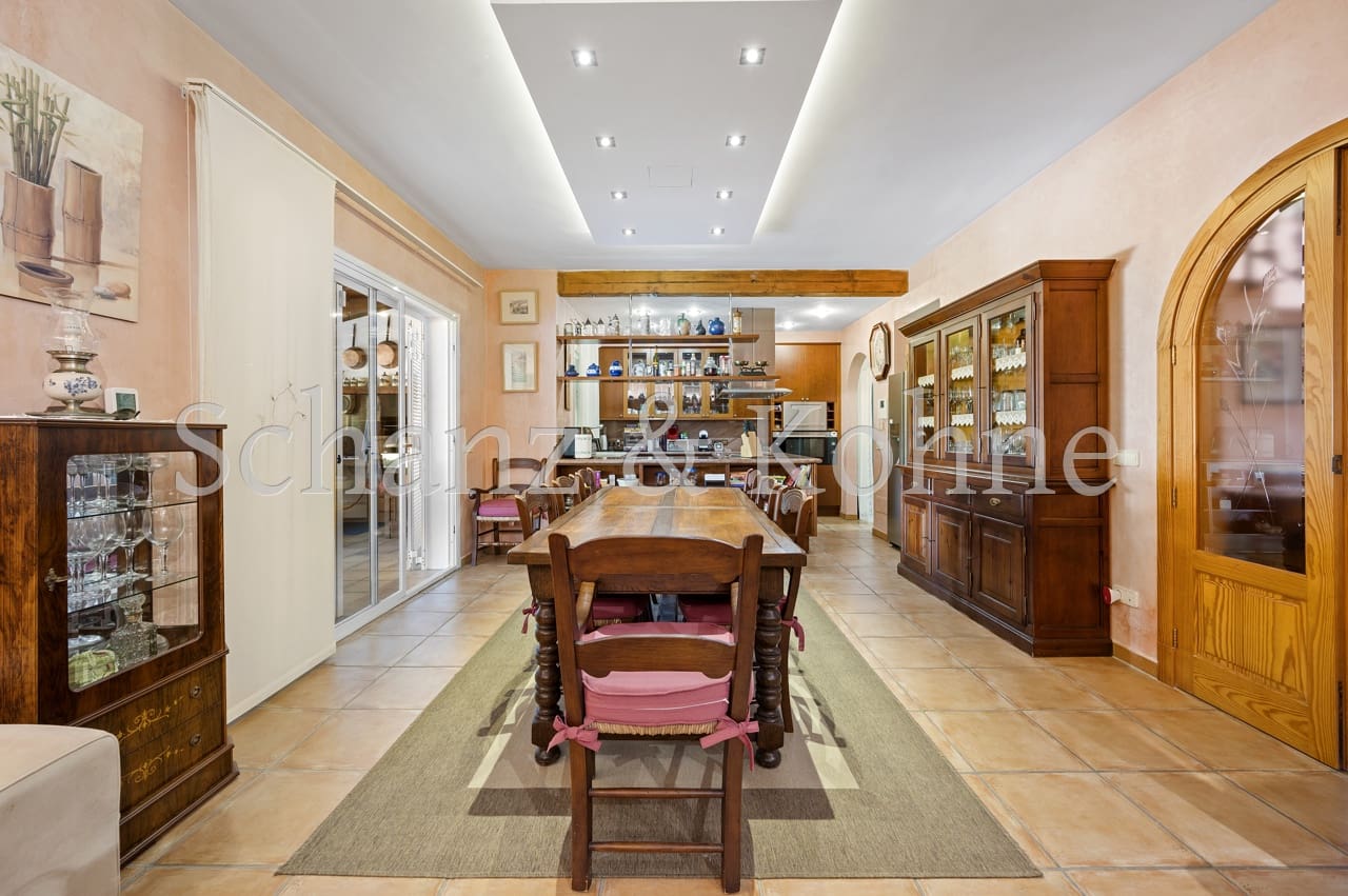 5 soveværelse Byhus til salg i Bellavista med swimmingpool - € 1.600.000 (Ref: 7818245)