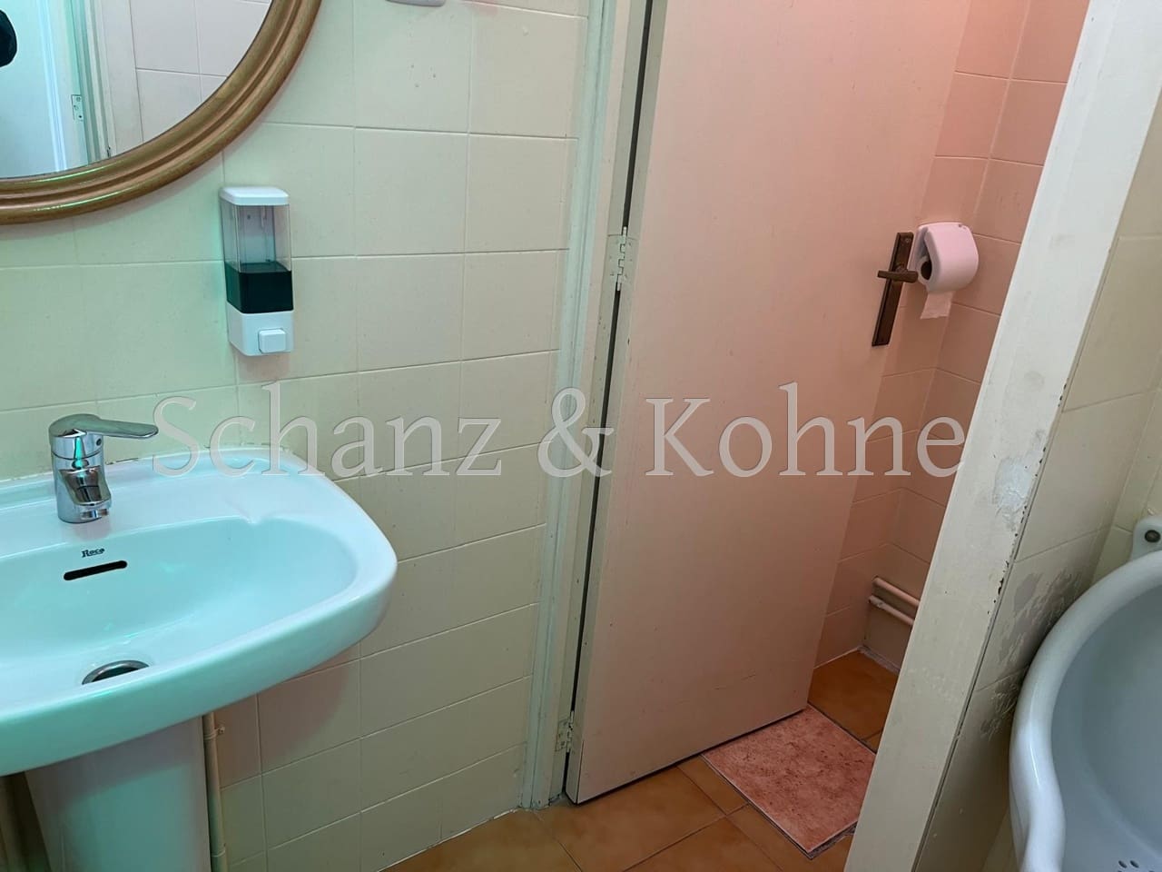 2 bedroom Commercial for sale in Peguera / Paguera - € 90,000 (Ref: 9733428)