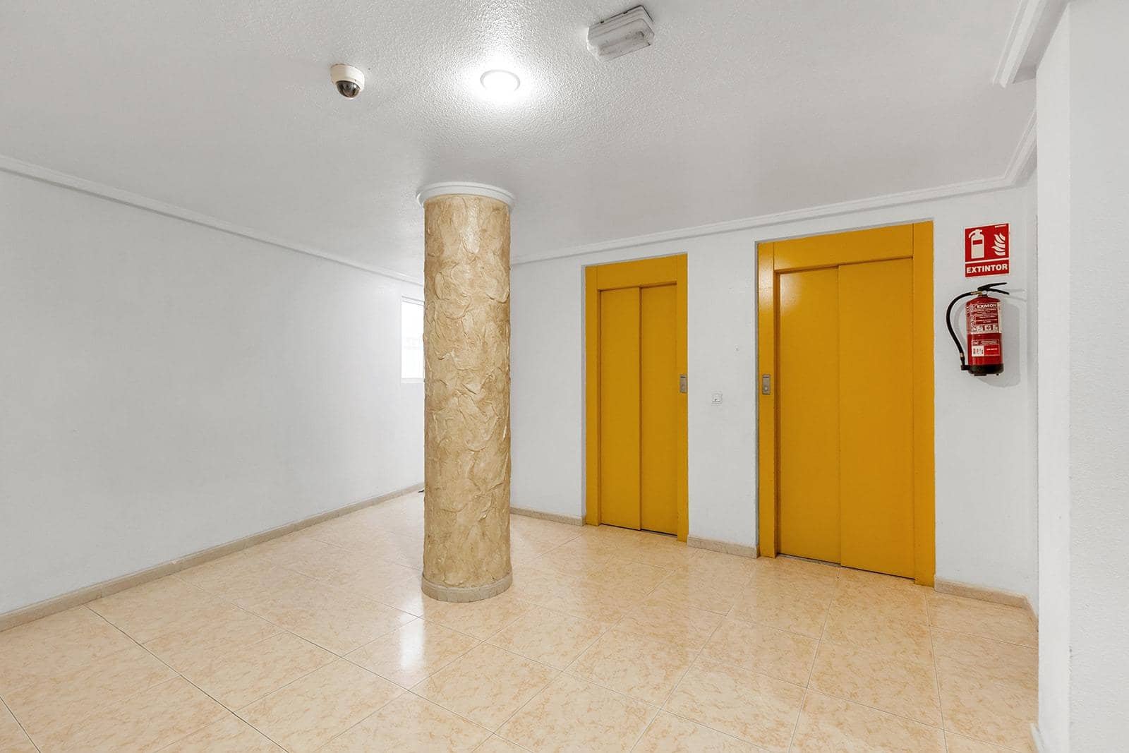 Piso de 2 habitaciones en Torrevieja en venta con piscina - 127.000 € (Ref: 10102620)