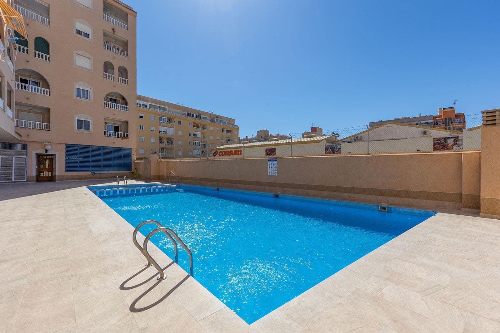 Piso de 2 habitaciones en Torrevieja en venta con piscina - 127.000 € (Ref: 10102620)