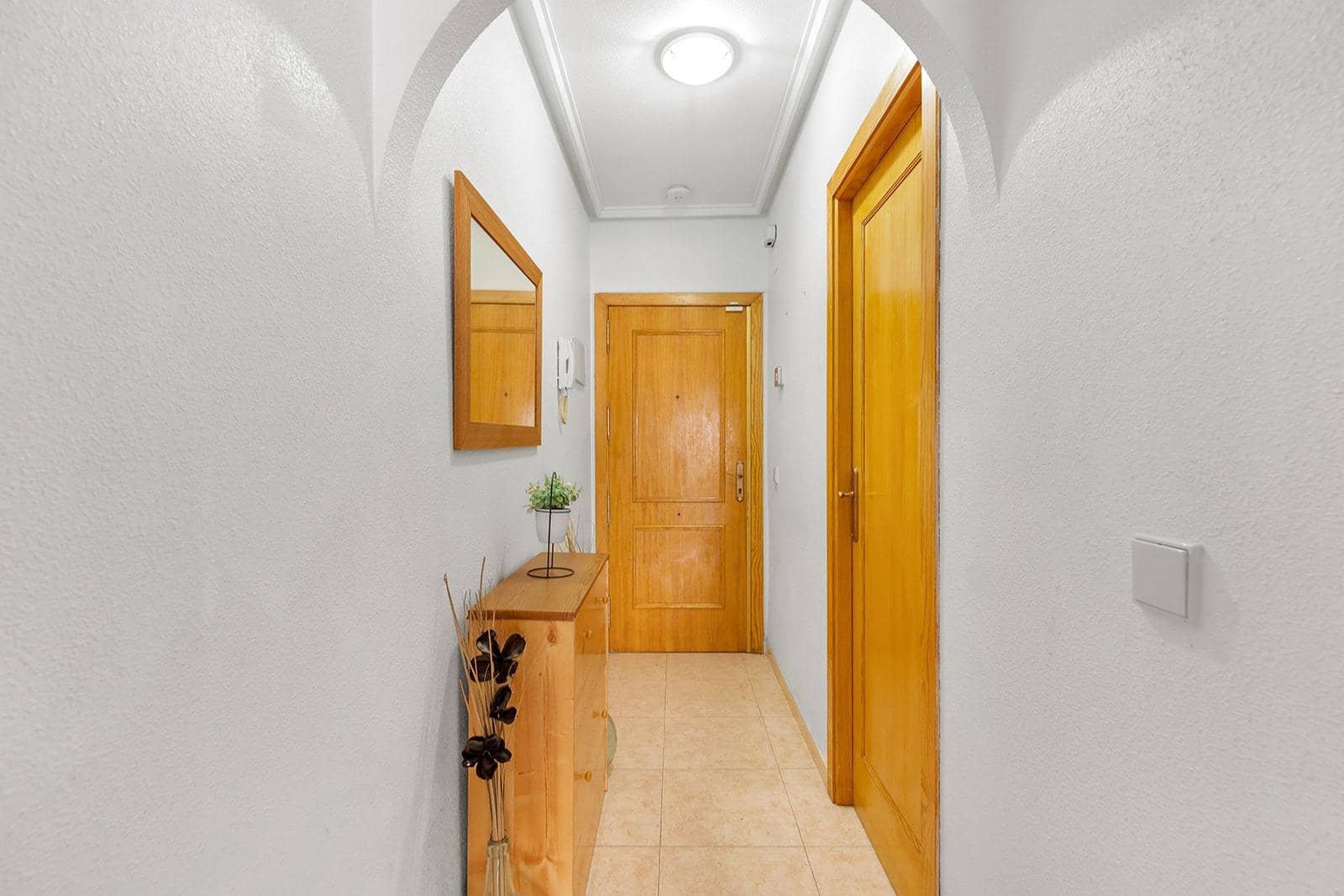 Piso de 2 habitaciones en Torrevieja en venta con piscina - 127.000 € (Ref: 10102620)