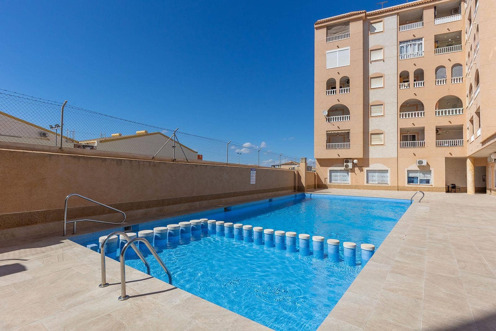 Piso de 2 habitaciones en Torrevieja en venta con piscina - 127.000 € (Ref: 10102620)