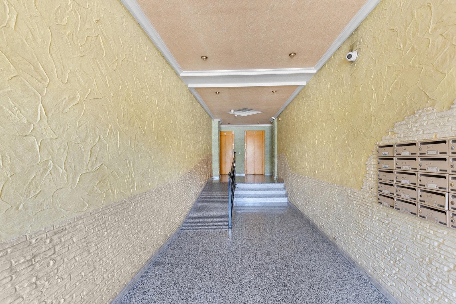 Piso de 2 habitaciones en Torrevieja en venta con piscina - 127.000 € (Ref: 10102620)