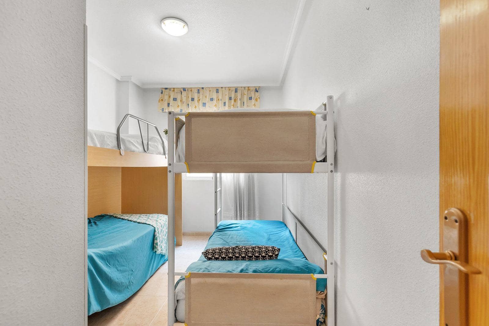 Piso de 2 habitaciones en Torrevieja en venta con piscina - 127.000 € (Ref: 10102620)