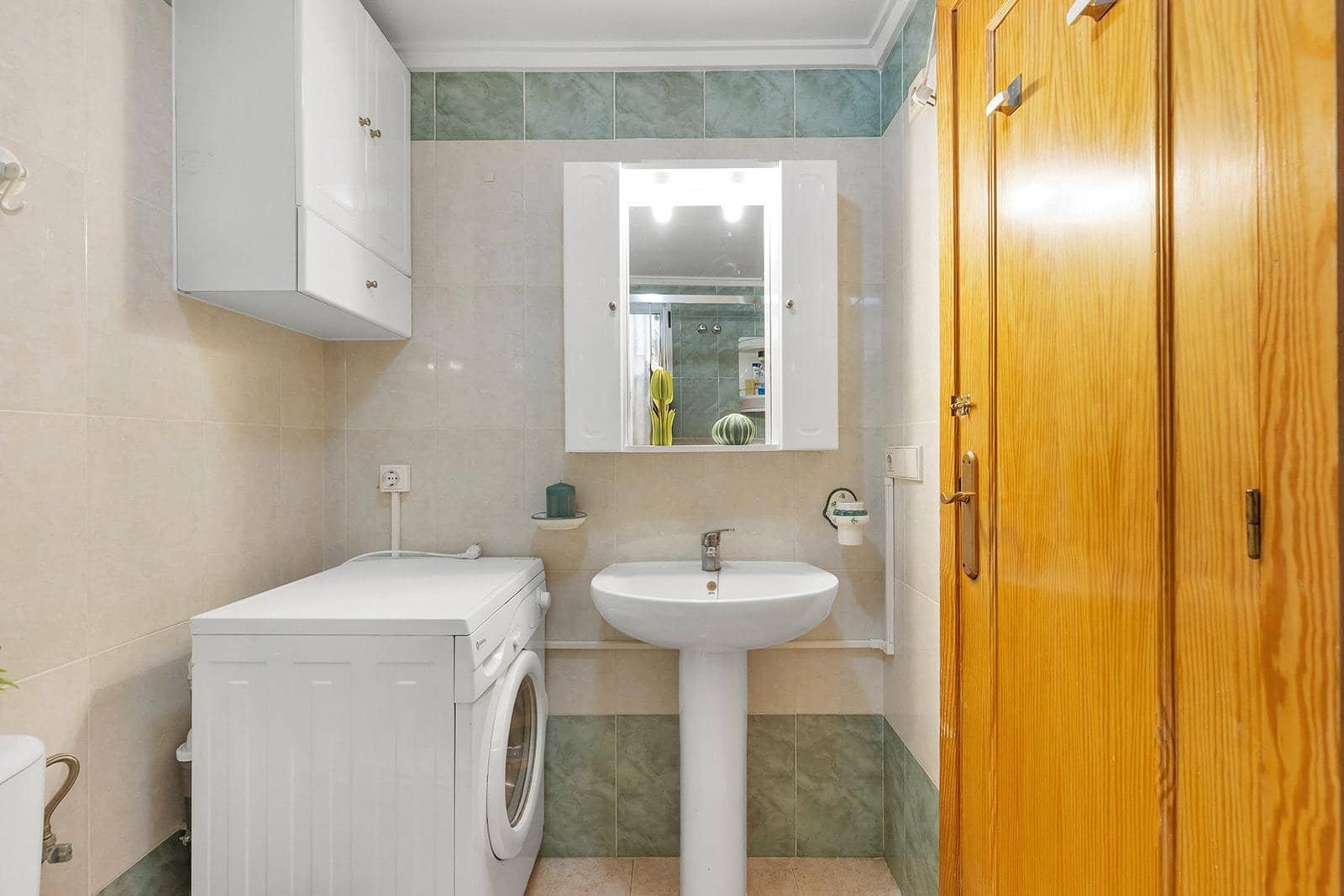 Piso de 2 habitaciones en Torrevieja en venta con piscina - 127.000 € (Ref: 10102620)