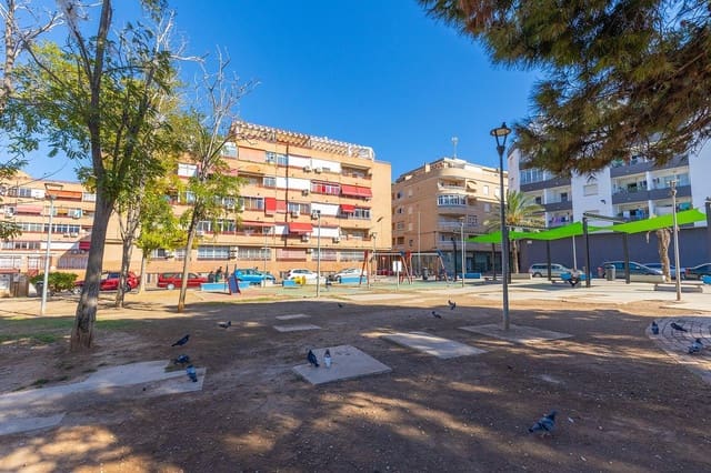 Piso de 2 habitaciones en Centro, Torrevieja en venta con piscina - 127.000 € (Ref: 10102620)