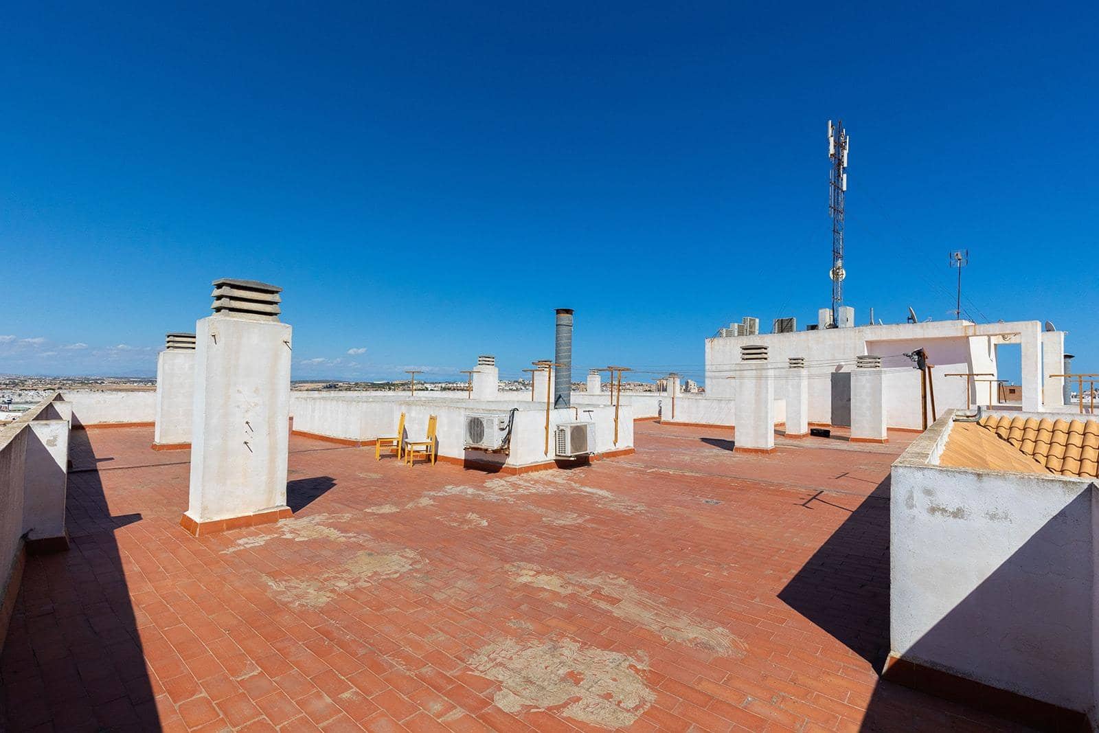 Piso de 2 habitaciones en Torrevieja en venta con piscina - 127.000 € (Ref: 10102620)
