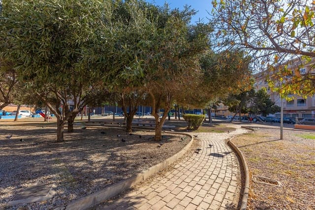 Piso de 2 habitaciones en Centro, Torrevieja en venta con piscina - 127.000 € (Ref: 10102620)
