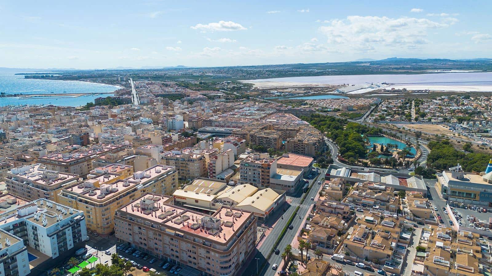 Piso de 2 habitaciones en Torrevieja en venta con piscina - 127.000 € (Ref: 10102620)