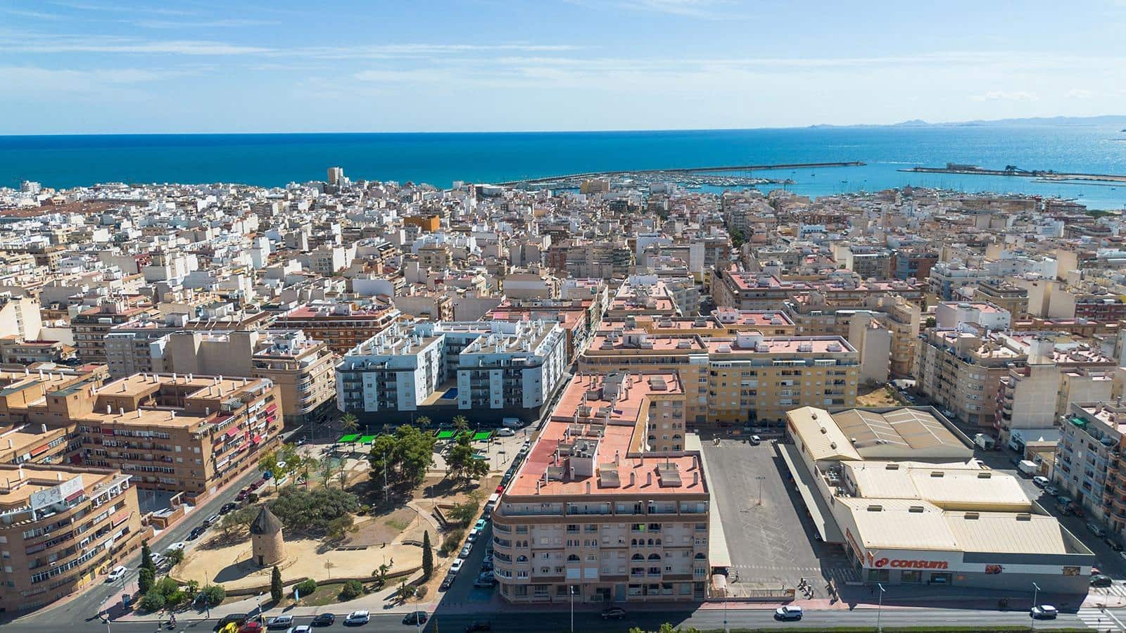 Piso de 2 habitaciones en Torrevieja en venta con piscina - 127.000 € (Ref: 10102620)