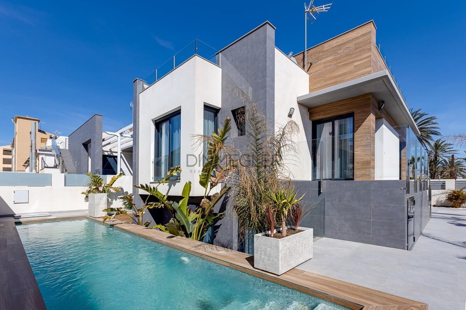 4 chambre Villa/Maison à vendre à Torrevieja avec piscine - 940 000 € (Ref: 8572396)