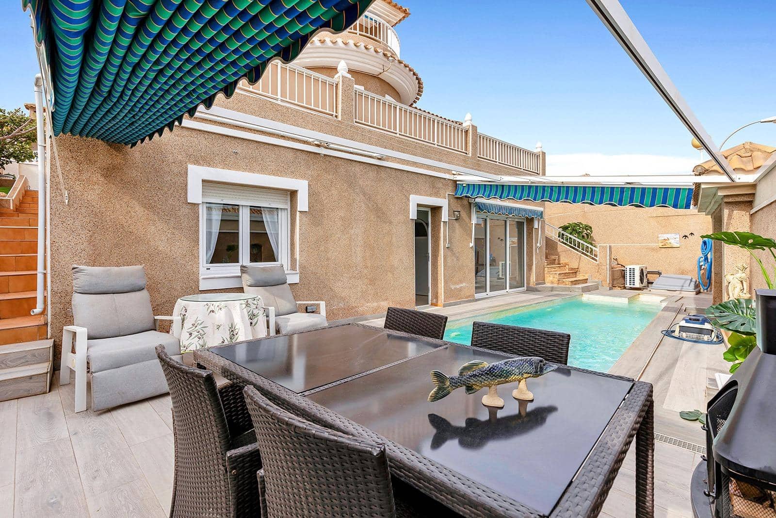 5 soveværelse Villa til salg i Torrevieja med swimmingpool - € 410.000 (Ref: 8841347)