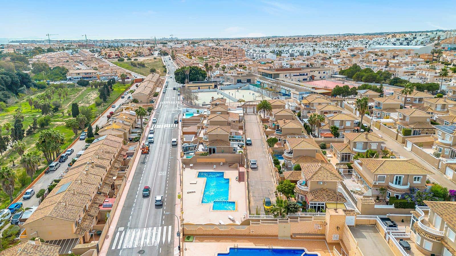 5 soveværelse Villa til salg i Torrevieja med swimmingpool - € 410.000 (Ref: 8841347)