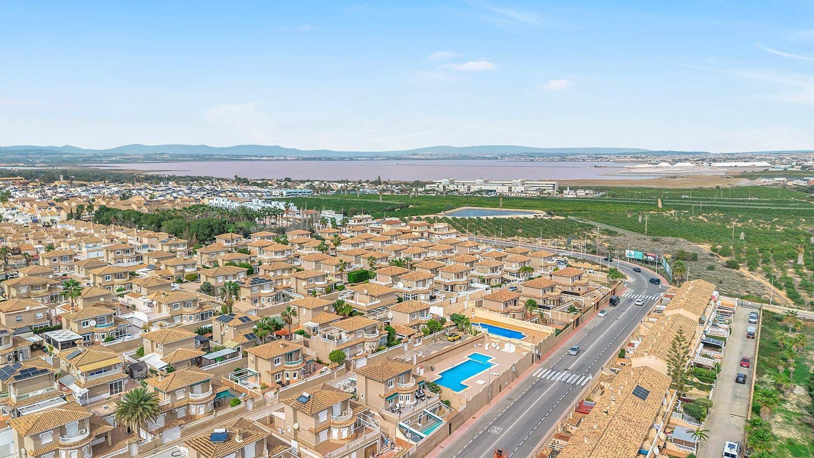 5 soveværelse Villa til salg i Torrevieja med swimmingpool - € 410.000 (Ref: 8841347)