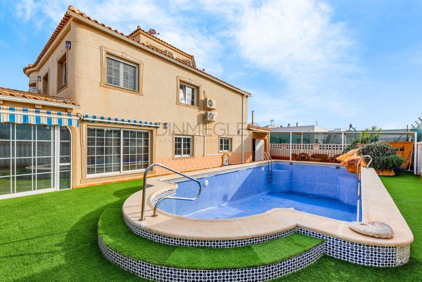 4 sovrum Villa till salu i Torrevieja med pool garage - 689 000 € (Ref: 8926609)