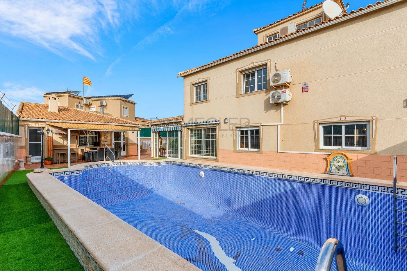4 sovrum Villa till salu i Torrevieja med pool garage - 689 000 € (Ref: 8926609)