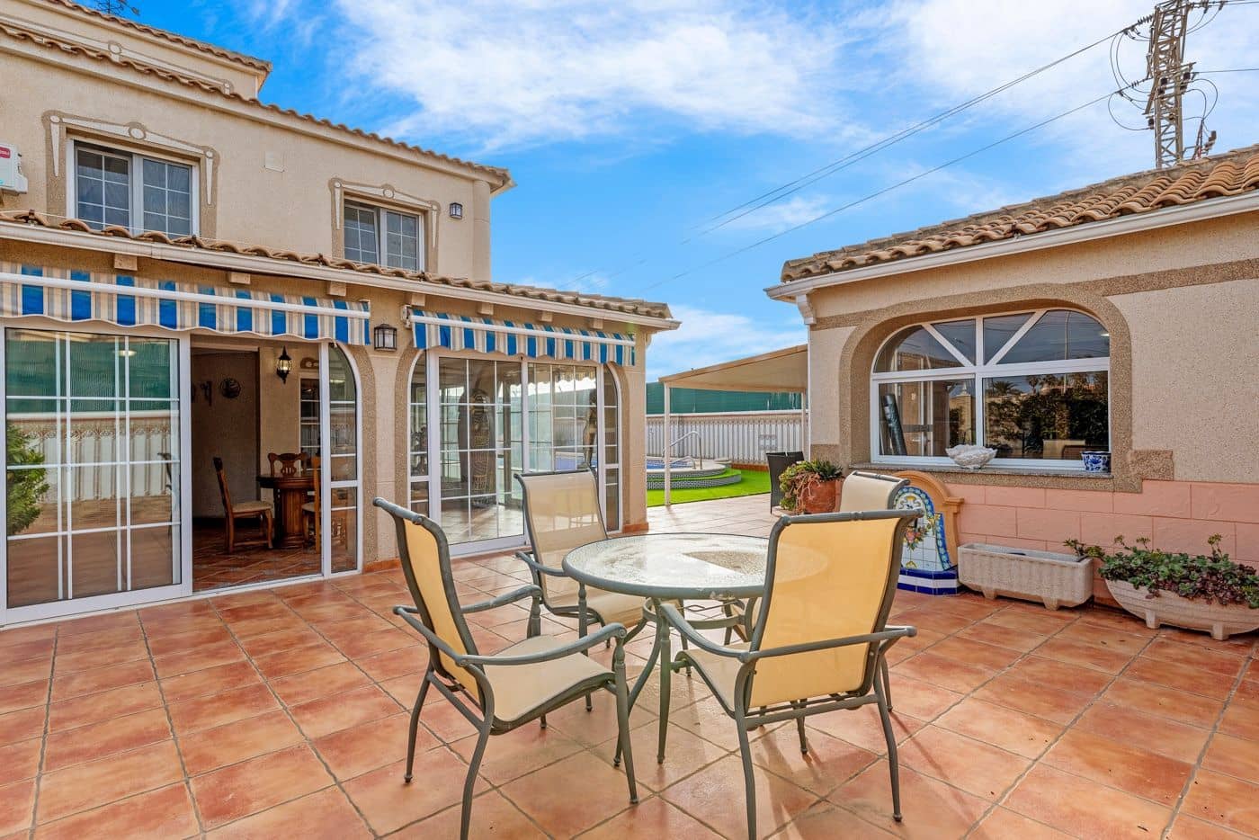 4 soveværelse Villa til salg i Torrevieja med swimmingpool garage - € 689.000 (Ref: 8926609)