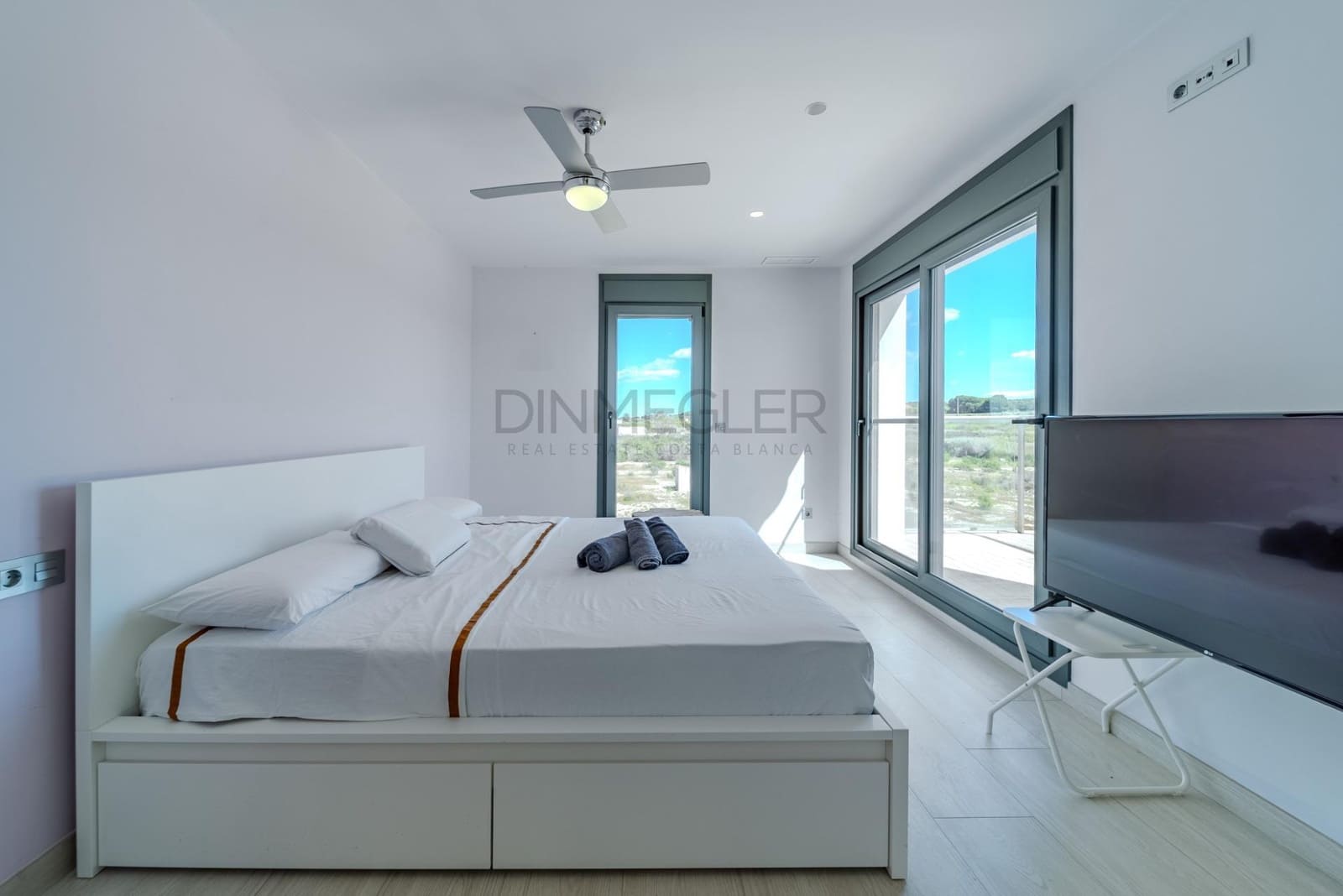5 bedroom Villa for sale in La Marina with pool garage - € 990,000 (Ref: 8950654)