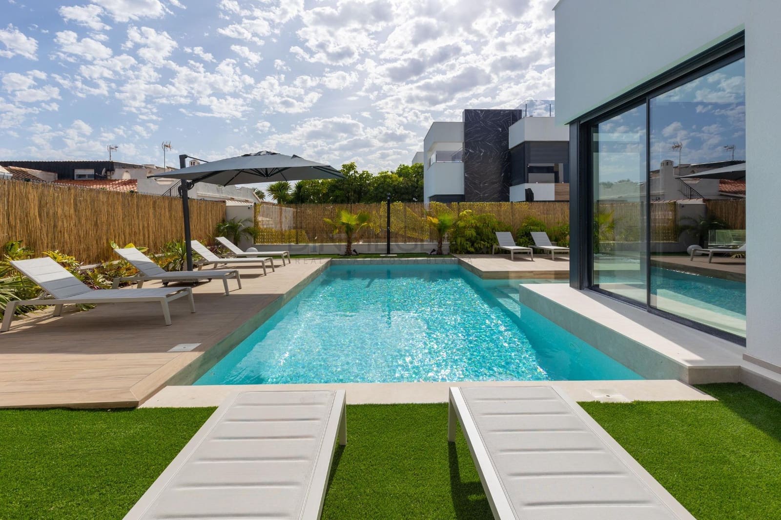 3 chambre Villa/Maison à vendre à Torrevieja avec piscine - 800 000 € (Ref: 9042146)