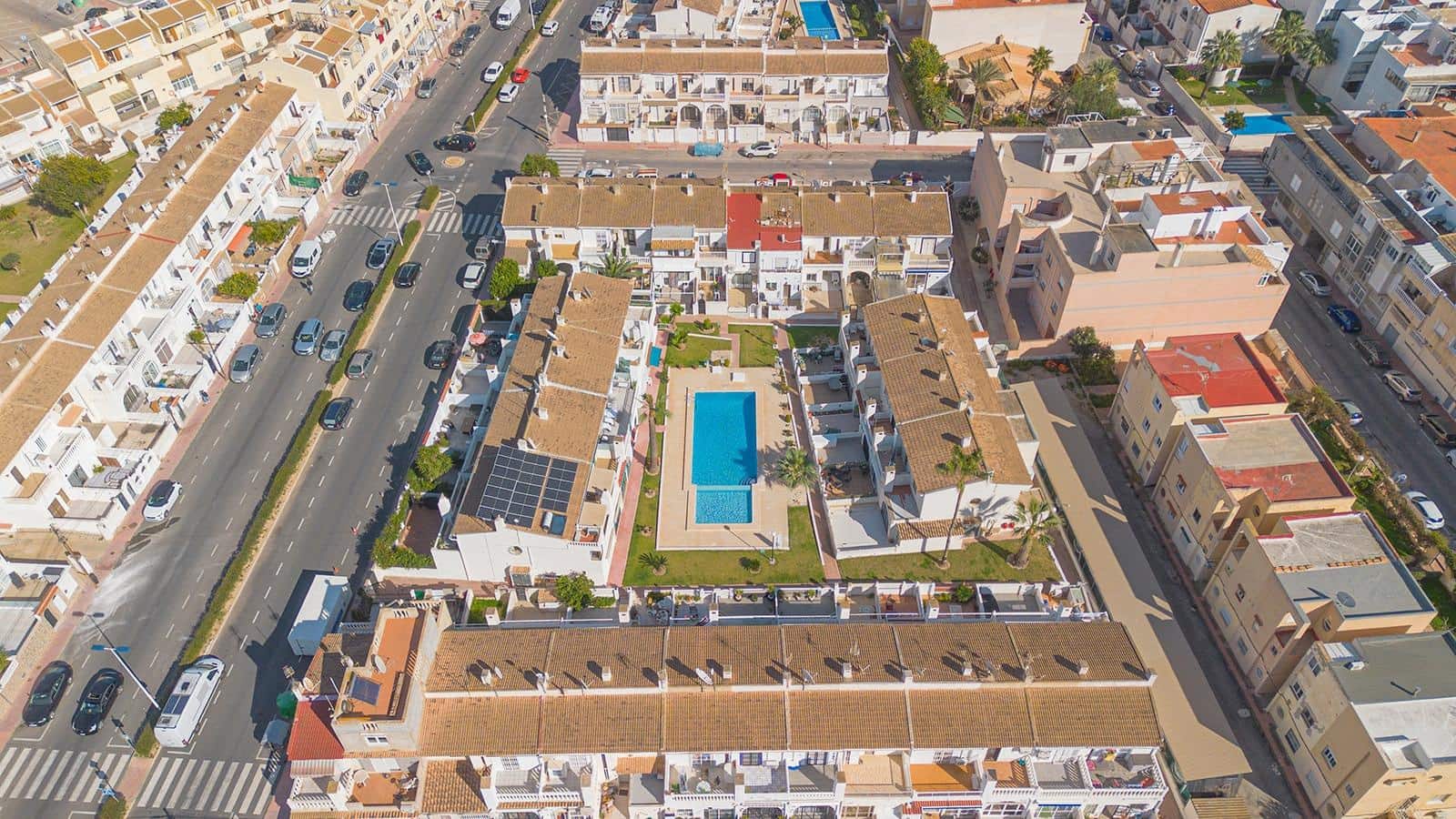 2 bedroom Terraced Villa for sale in Torrevieja with pool - € 150,000 (Ref: 9644968)