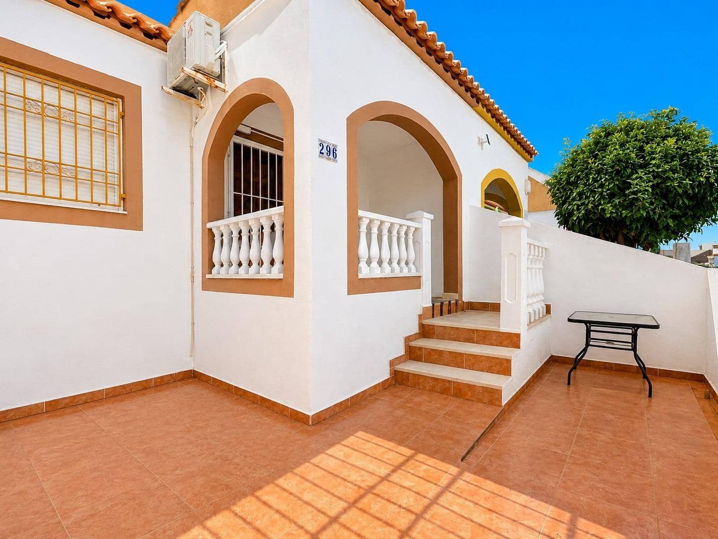 2 soveværelse Lejlighed til leje i Torrevieja med swimmingpool garage - € 850 (Ref: 9876364)