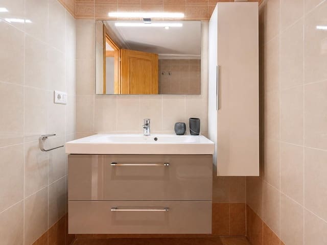 2 soveværelse Lejlighed til leje i Torrevieja med swimmingpool garage - € 850 (Ref: 9876364)