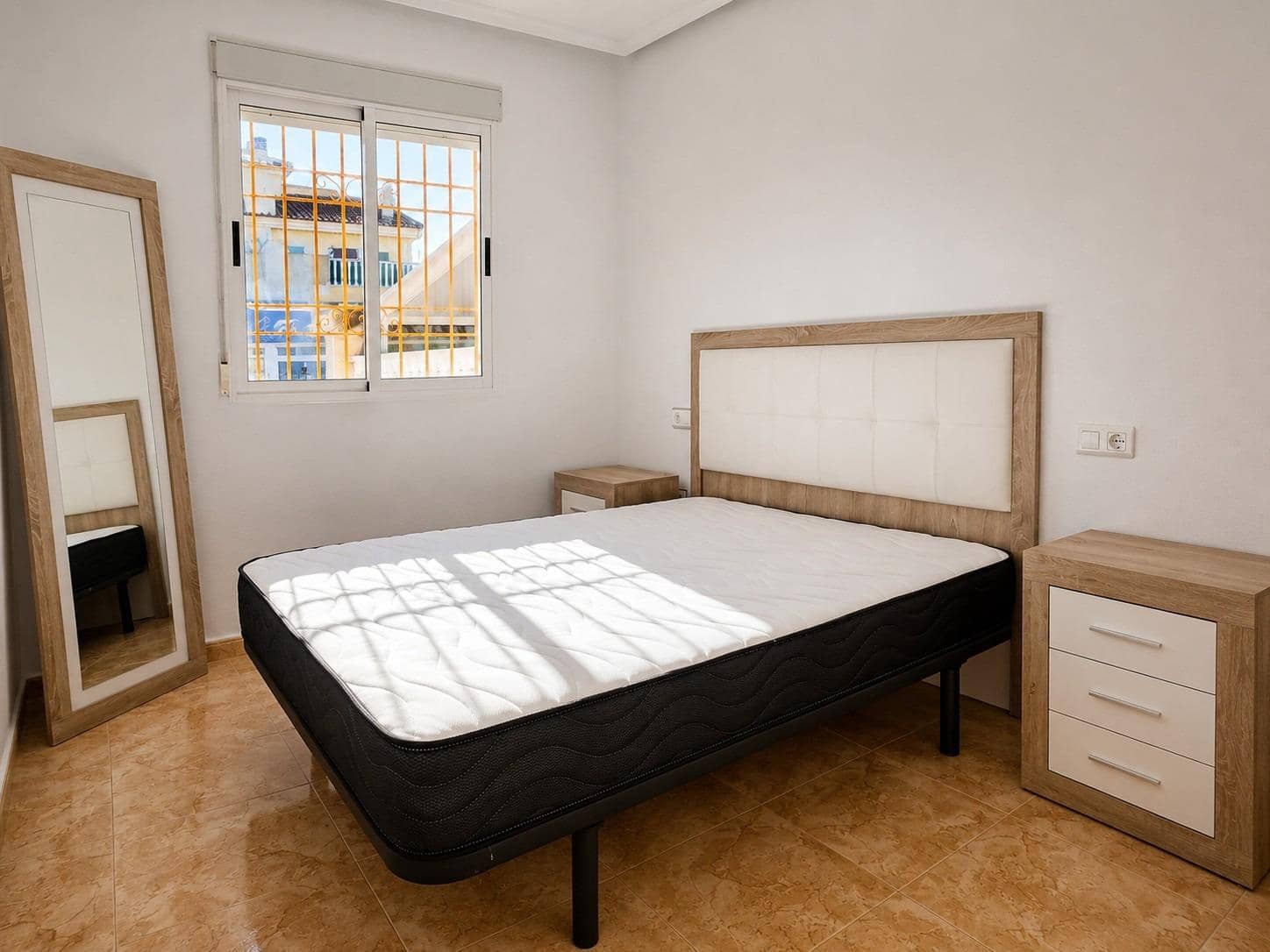 2 soveværelse Lejlighed til leje i Torrevieja med swimmingpool garage - € 850 (Ref: 9876364)