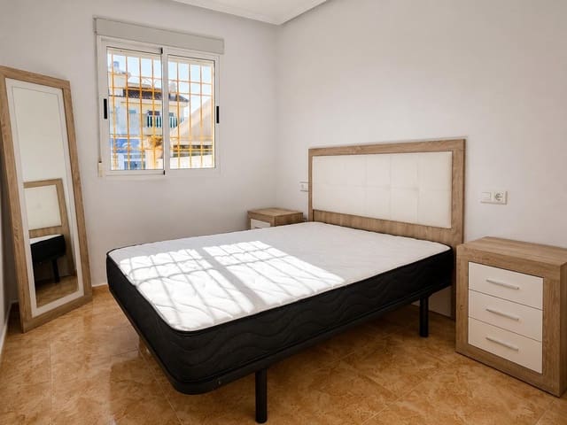 2 soveværelse Lejlighed til leje i Torrevieja med swimmingpool garage - € 850 (Ref: 9876364)